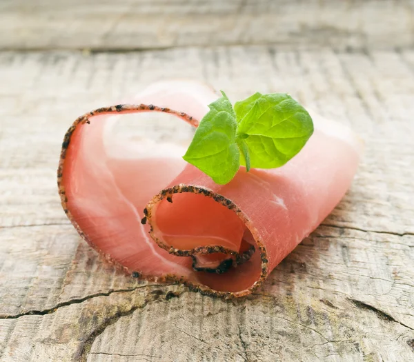 Prosciutto stagionato su terreno di legno — Foto Stock