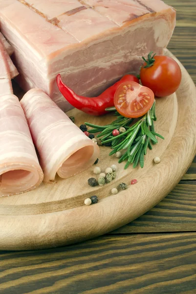 Verse ham segmenten op de houten bord — Stockfoto