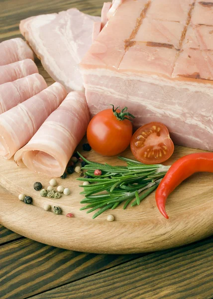 Fresh ham slices on the wooden board — Stock Photo, Image