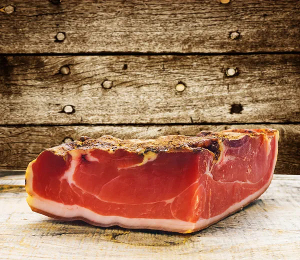 Prosciutto di Parma su tavola di legno — Foto Stock