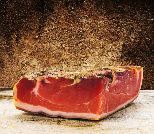 Jamón de Parma sobre tabla de madera —  Fotos de Stock