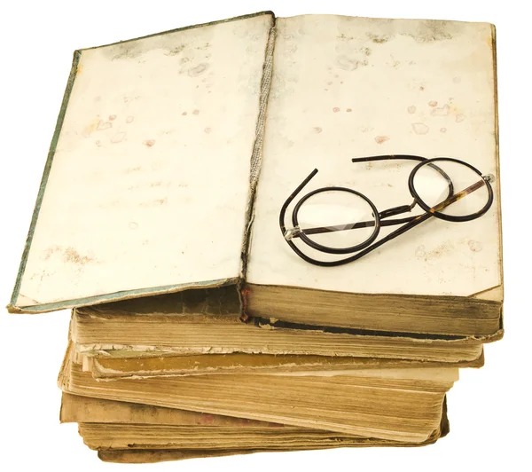 Libros antiguos con anteojos aislados sobre fondo blanco — Foto de Stock