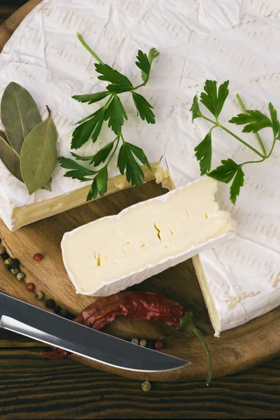 Camembert na placa de madeira — Fotografia de Stock