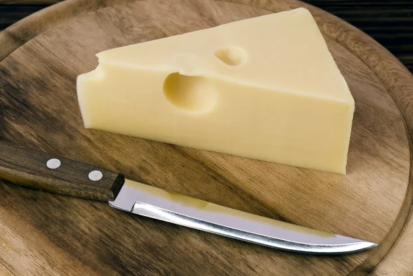Queso con cuchillo —  Fotos de Stock