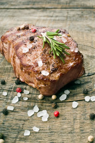 Biefstuk met rozemarijn — Stockfoto