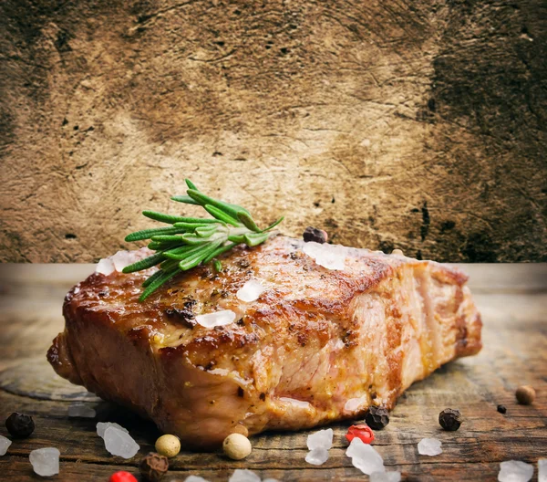 Hovězí steak s rozmarýnem — Stock fotografie