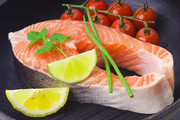 Raw salmon steak — Stock Photo, Image