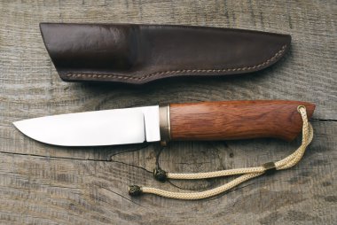 Av bıçağı ve kınalı kılıç.