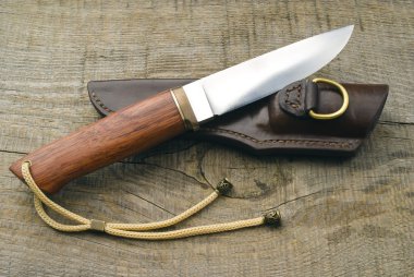 Av bıçağı ve kınalı kılıç.