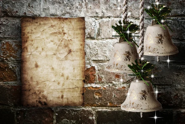 Klokken en oud papier op bakstenen muur — Stockfoto