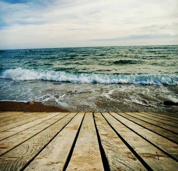 Деревянный пирс с голубым морем — стоковое фото