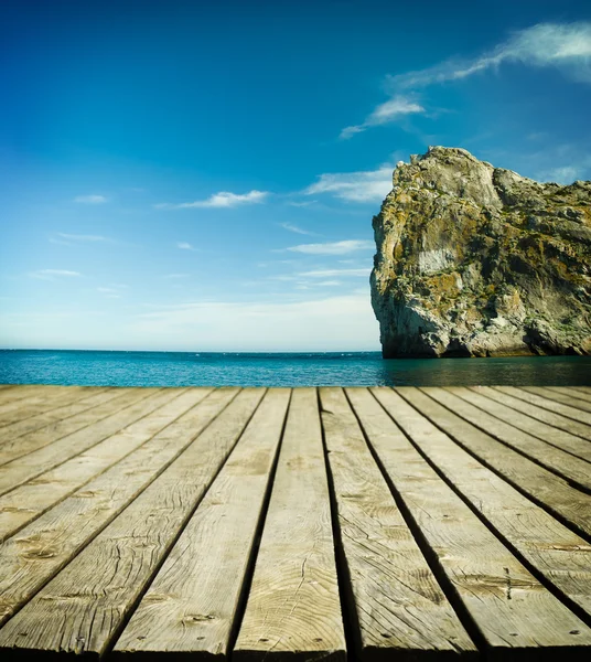 Holzsteg mit blauem Meer — Stockfoto