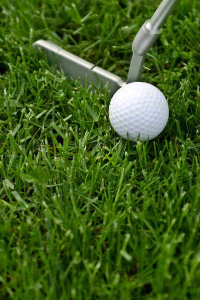 Golfbal en putter — Stockfoto