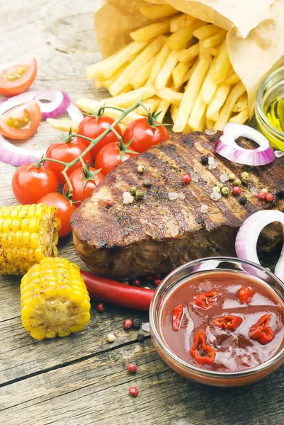Beef steaks with french frie  and  vegetables — Stock Photo, Image
