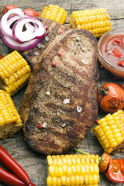 Rundvlees Steak met gegrilde groenten — Stockfoto