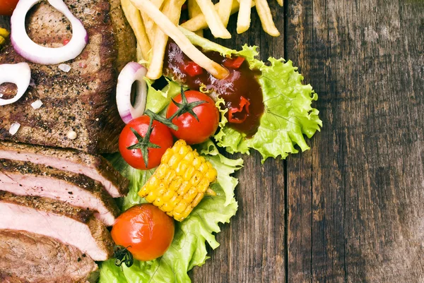 Beef steaks with french frie  and  vegetables — Stock Photo, Image