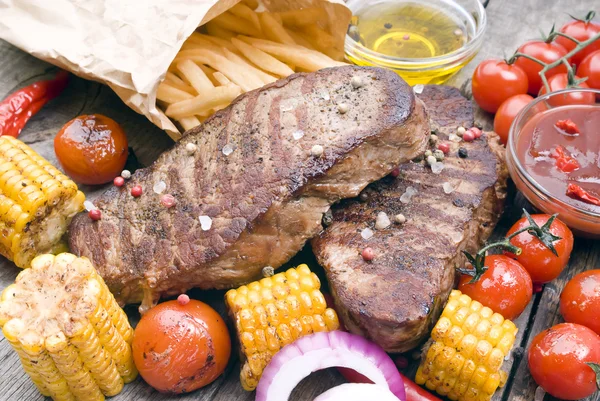 Beef steaks with french frie  and  vegetables — Stock Photo, Image