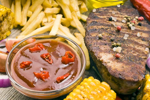 Bifes de carne com batatas fritas e legumes — Fotografia de Stock