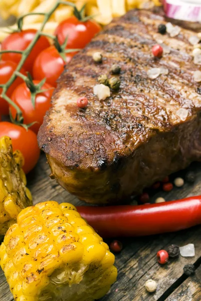 Beef steaks with grilled vegetables — Stock Photo, Image