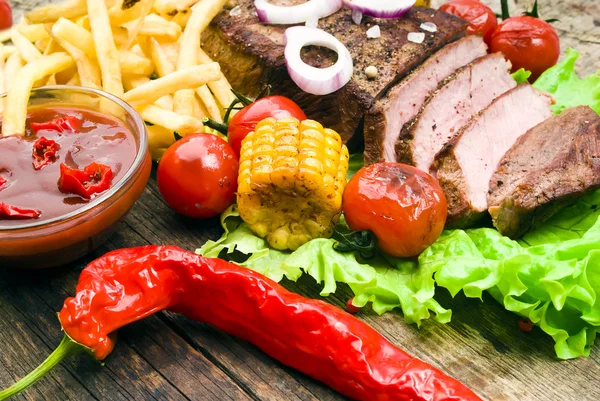 Beef steaks with french frie  and  vegetables — Stock Photo, Image