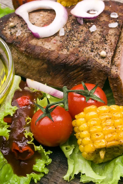 Beef steaks with  vegetables — Stock Photo, Image