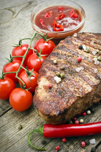 Biefstuk met groenten en ketchup — Stockfoto