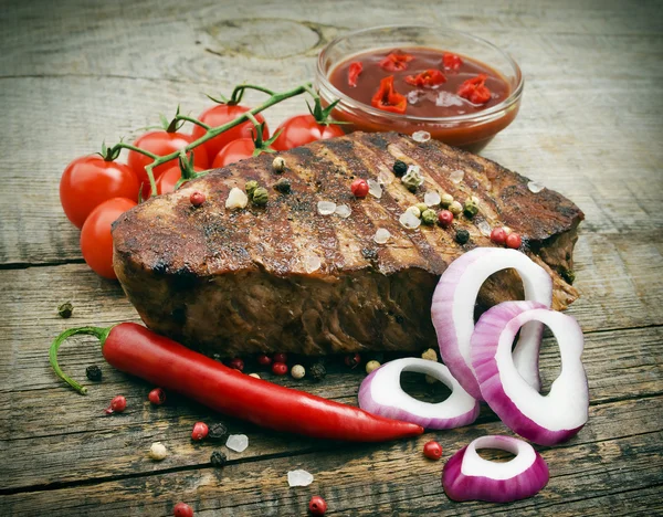 Beef steak with  vegetables and ketchup — Stock Photo, Image