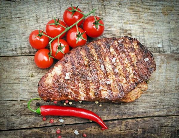 Biefstuk met tomaat en peper — Stockfoto