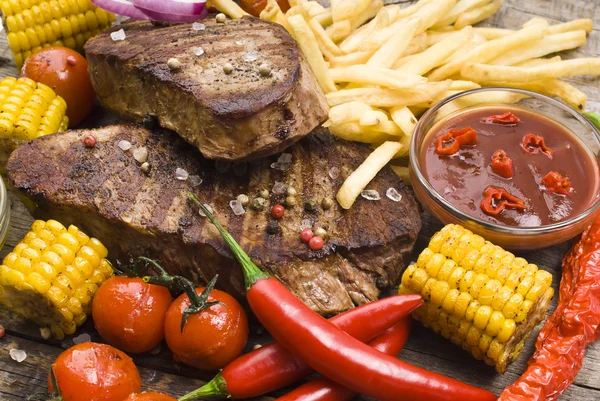 Filetes de res con papas fritas y verduras —  Fotos de Stock