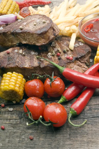 Beef steaks with french frie  and  vegetables — Stock Photo, Image