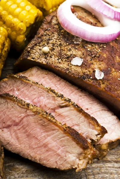 Rundvlees steaks met maïs en uien — Stockfoto