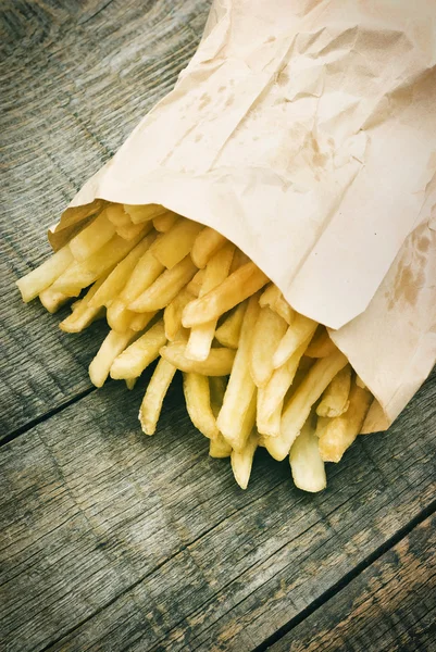 Ziemniaki frytki w papier woreczek — Zdjęcie stockowe