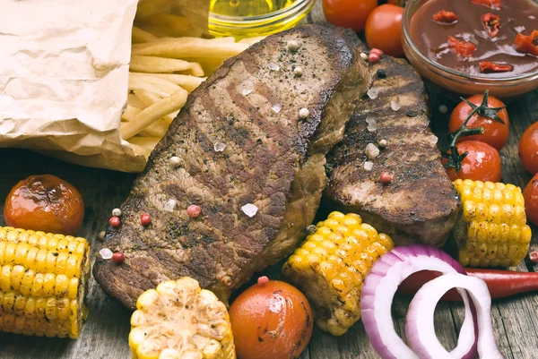 Beef steaks with vegetables — Stock Photo, Image