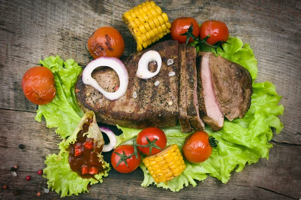 Beef steaks with vegetables — Stock Photo, Image