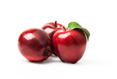 beyaz izole yaprakları ile kırmızı elma