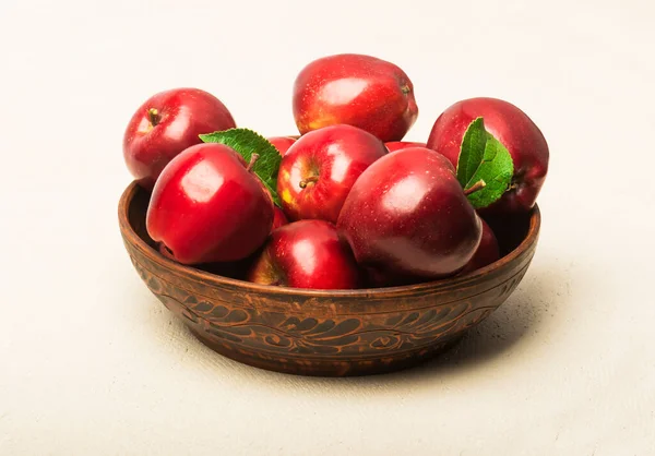 Zralá Červená Jablka Misce Stole — Stock fotografie