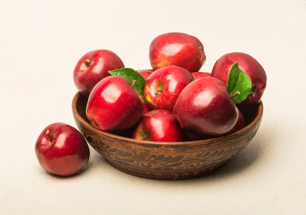 Manzanas Rojas Maduras Tazón Sobre Mesa — Foto de Stock