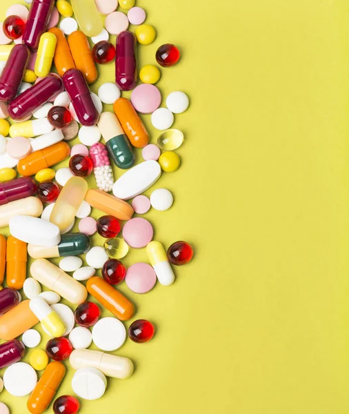 Bunte Pillen Und Kapseln Auf Gelbem Hintergrund — Stockfoto