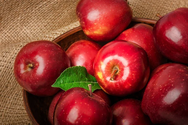 Dojrzałe Czerwone Jabłka Misce Stole — Zdjęcie stockowe