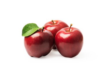 beyaz izole yaprakları ile kırmızı elma