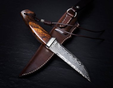Siyah arka planda el yapımı avcı bıçağı..