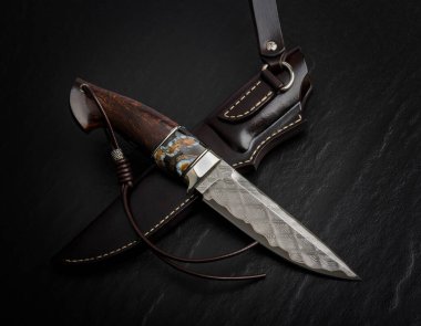 Siyah arka planda el yapımı avcı bıçağı..