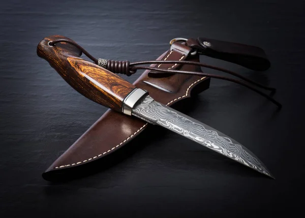 黒の背景に手作り狩猟ナイフ — ストック写真
