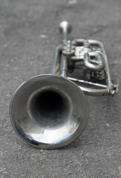 Old trumpet on the ground — Stock Photo, Image