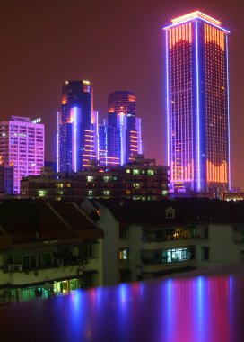 Modern şehrin gece manzarası