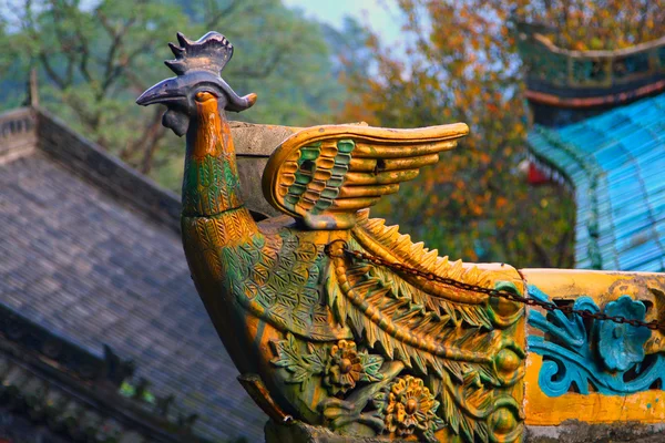 Traditional Chinese roof decorated with phoenix figure — Stock Photo, Image