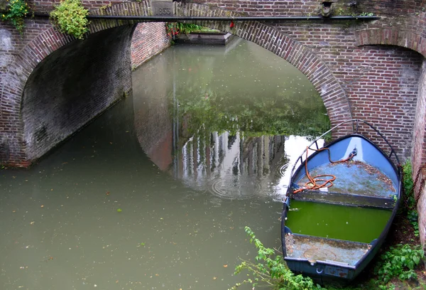 Каменный мост через канал — стоковое фото