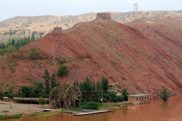 Installations d'irrigation et mur de Chine sur le fleuve Jaune shor — Photo