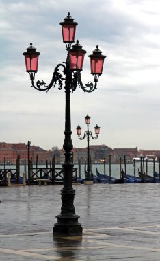 setin yakınındaki piazza san marco yağmurlu bir gün