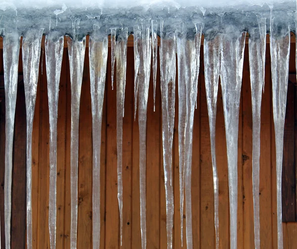 Buz sarkıtları ahşap duvar zemin — Stok fotoğraf